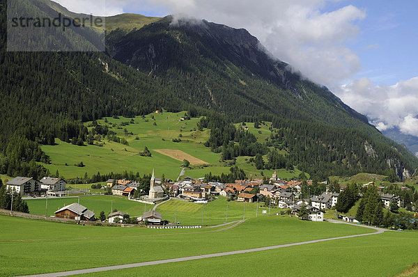 Mit der Rhätischen Bahn RhB auf der Albula-Strecke auf den berühmten Kehren oberhalb von Bergün  Blick auf den Ort Bergün  Graubünden  Schweiz  Europa