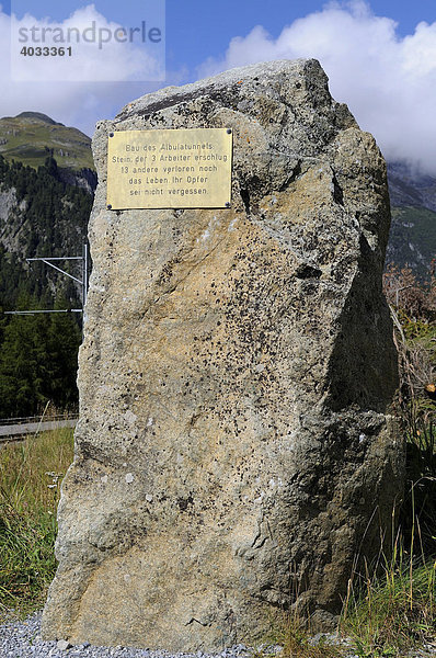 Der Stein mit Gedenktafel  der beim Bau des 5866 m langen Albulatunnels drei Arbeiter erschlug  Bergün  Graubünden  Schweiz  Europa