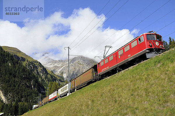 Ein Güterzug der Rhätischen Bahn RhB fährt auf der Albula-Strecke zwischen Bergün und Preda  Graubünden  Schweiz  Europa