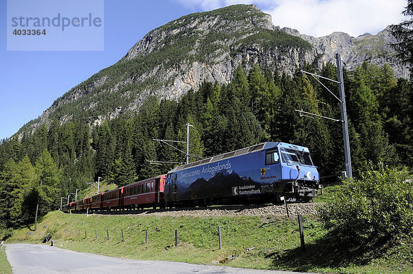 Ein Personenzug der Rhätischen Bahn RhB fährt auf der Albula-Strecke zwischen Bergün und Preda  Graubünden  Schweiz  Europa