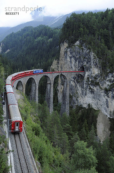 Ein Zug der Rhätischen Bahn auf dem Landwasser-Viadukt  Albula-Strecke  bei Filisur  Graubünden  Schweiz  Europa