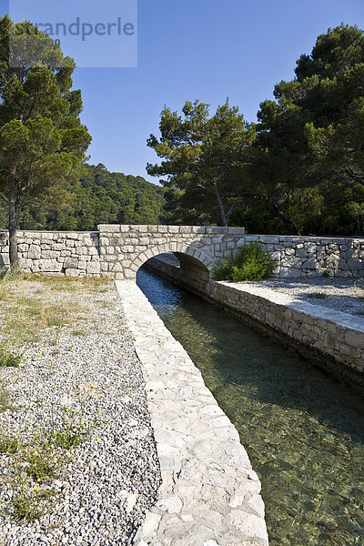Brücke über den Verbindungskanal zwischen Veliko jezero  Großer See und Malo jezero  Kleiner See  im Nationalpark Mljet  Soline  Insel Mljet  Dubrovnik-Neretva  Dalmatien  Kroatien  Europa