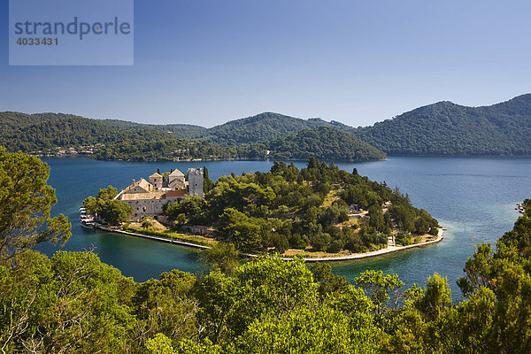 Benediktiner Kloster auf Insel der Heiligen Maria im Veliko jezero  Großer See  im Nationalpark Mljet  Insel Mljet  Dubrovnik-Neretva  Dalmatien  Kroatien  Europa