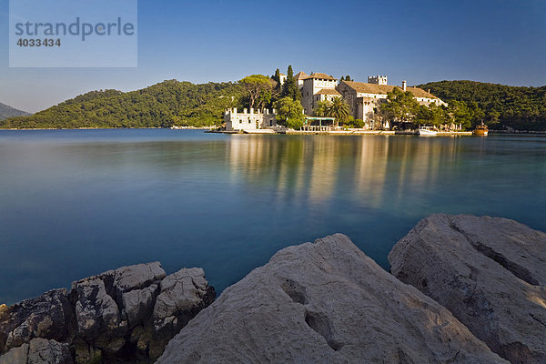 Benediktiner Kloster auf der Insel der Heiligen Maria im Veliko jezero  Großer See  im Nationalpark Mljet  Insel Mljet  Dubrovnik-Neretva  Dalmatien  Kroatien  Europa