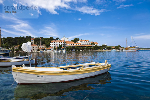 Boot im Hafen von Pomena  Insel Mljet  Dubrovnik-Neretva  Dalmatien  Kroatien  Europa