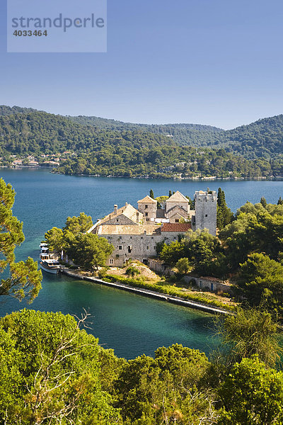 Benediktiner Kloster auf der Insel der Heiligen Maria im Veliko jezero  Mittelmeer  Nationalpark Mljet  Insel Mljet  Dubrovnik-Neretva  Dalmatien  Kroatien  Europa