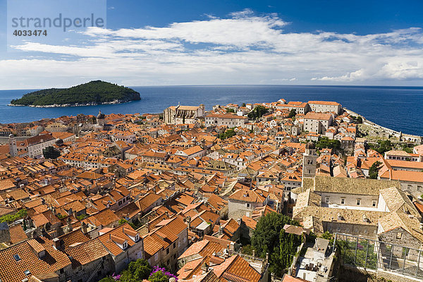 Altstadt und Weltkulturerbe Dubrovnik  Ragusa  mit Blick auf die Insel Lokrum  Dubrovnik-Neretva  Dalmatien  Kroatien  Europa
