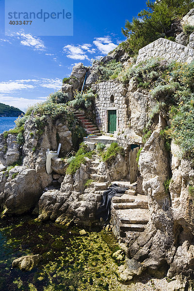 Alte in Fels geschlagene Behausung nahe der Altstadt von Dubrovnik  Ragusa  Dubrovnik-Neretva  Dalmatien  Kroatien  Europa