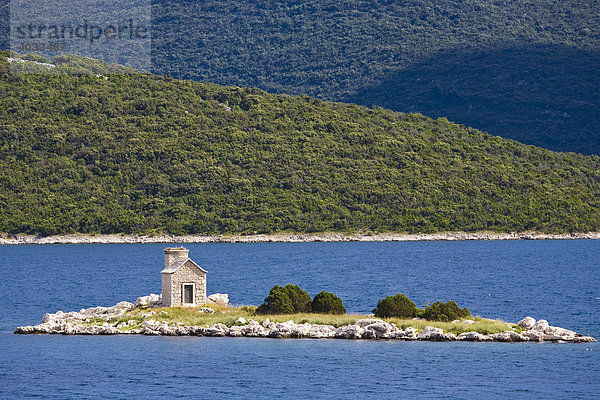 Kleines einsames Haus auf einer kleinen Insel an der süddalmatischen Küste  Dalmatien  Kroatien  Europa