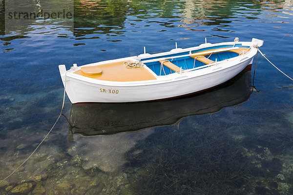 Kleines Fischerboot im Wasser  Insel Mljet  Dubrovnik-Neretva  Dalmatien  Kroatien  Europa
