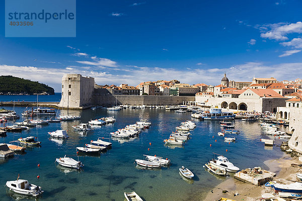 Hafen mit Booten und Altstadt von Dubrovnik  Ragusa  Dubrovnik-Neretva  Dalmatien  Kroatien  Europa