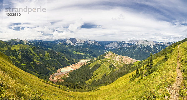 Panorama  steirischer Erzberg von oben  Eisenerz  Steiermark  Österreich  Europa