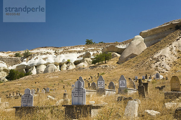 Alter Friedhof inmitten einer Tuffsteinlandschaft bei Göreme  Kappadokien  Zentralanatolien  Türkei  Asien