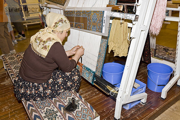 Handarbeit  Frau knüpft einen Teppich  Teppichmanufaktur  Kappadokien  Zentralanatolien  Türkei  Asien