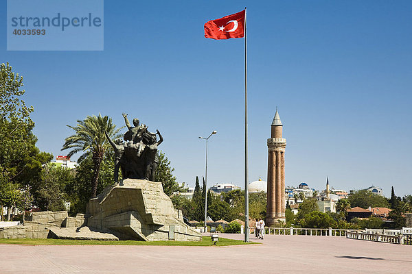 Türkische Fahne und Yivli Minare Moschee in Antalya  Türkei  Asien