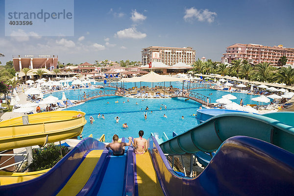Poollandschaft mit Wasserrutschen im Selge Beach Resort an der türkischen Riviera  Türkei  Asien
