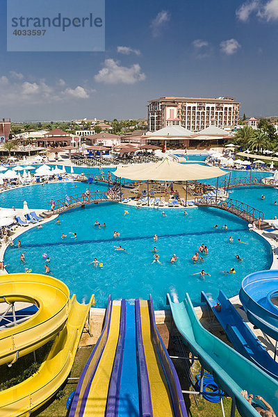 Poollandschaft mit Wasserrutschen im Selge Beach Resort an der türkischen Riviera  Türkei  Asien