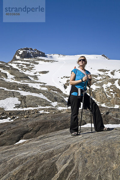 Frau mit Nordic Walking Stöcken Richtung Oberwalder Hütte im Nationalpark Hohe Tauern  Kärnten  Österreich  Europa