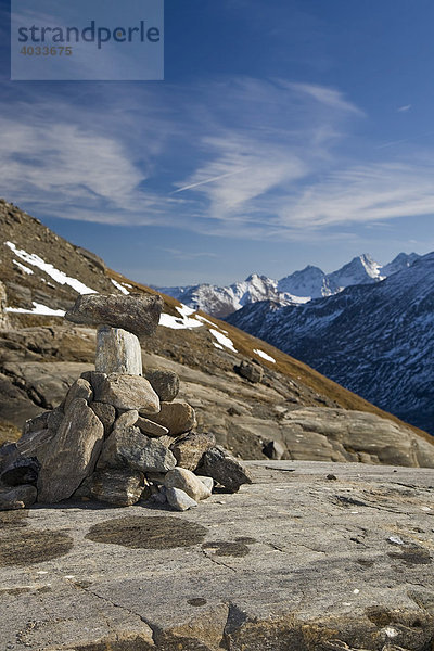 Aufgestapelte Steine mit Gebirgslandschaft im Nationalpark Hohe Tauern  Kärnten  Österreich  Europa