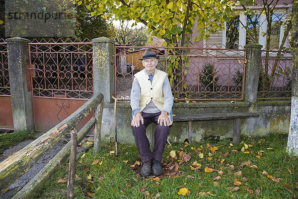 Portrait  rumänischer Mann mit Hut  Cernuc  Salaj  Siebenbürgen  Transsilvanien  Rumänien  Europa