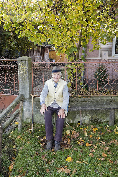 Portrait  rumänischer Mann mit Hut  Cernuc  Salaj  Siebenbürgen  Transsilvanien  Rumänien  Europa