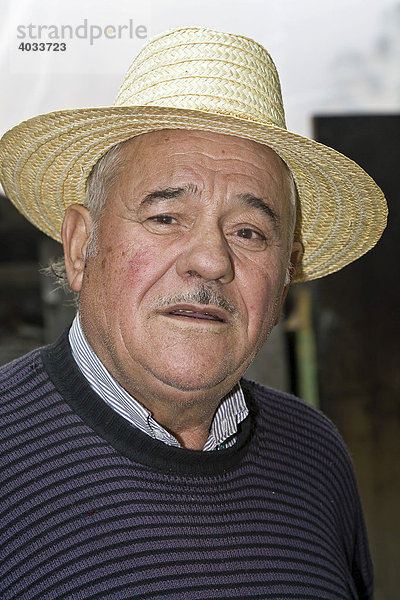 Portrait  rumänischer Mann mit Hut  Bezded  Salaj  Siebenbürgen  Transsilvanien  Rumänien  Europa