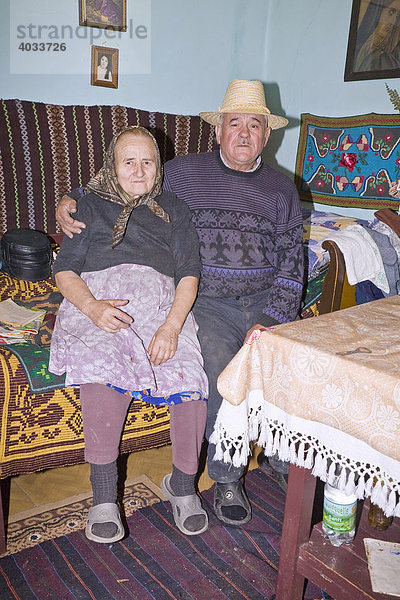 Rumänisches Paar in ihrem Wohnzimmer in Bezded  Salaj  Siebenbürgen  Transsilvanien  Rumänien  Europa