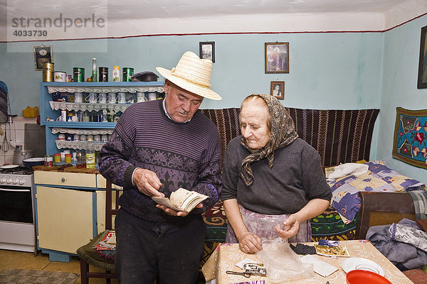 Rumänisches Paar beim Durchblättern des Fotoalbums  Bezded  Salaj  Siebenbürgen  Transsilvanien  Rumänien  Europa
