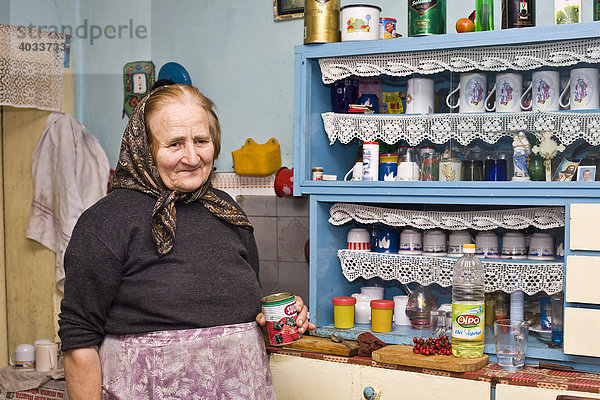 Portrait  rumänische Frau mit Kopftuch  Bezded  Salaj  Siebenbürgen  Transsilvanien  Rumänien  Europa