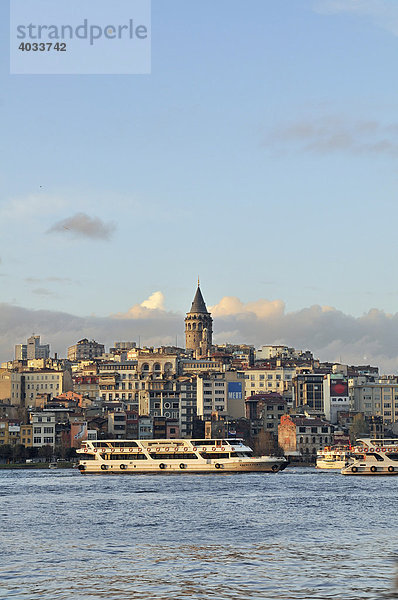 Blick auf den Galata-Turm am Goldenen Horn  Istanbul  Türkei