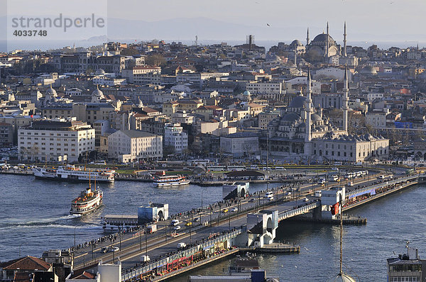 Blick auf Galata-Brücke  Istanbul  Türkei