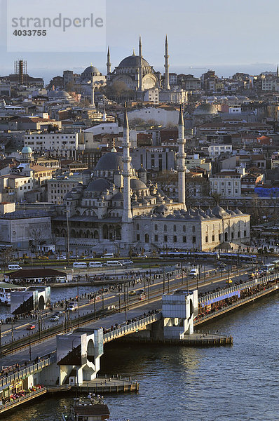 Blick auf die Altstadt mit Galata-Brücke  Istanbul  Türkei
