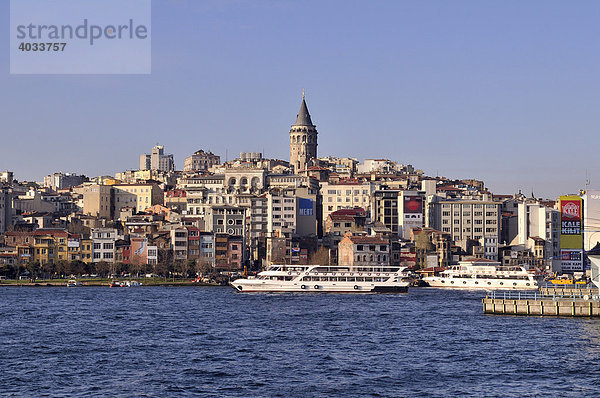 Blick auf das Goldene Horn und den Galata-Turm  Istanbul  Türkei