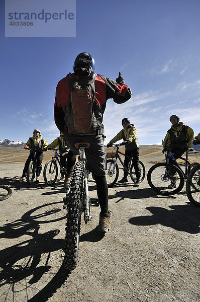 Führer instruiert Gruppe von Mountainbikern vor der Abfahrt  Deathroad  Bolivien  Südamerika