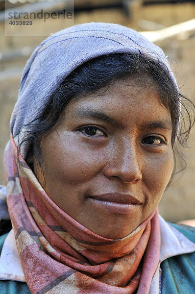 Portrait einer jungen Bauersfrau  Via Exaltacion  Caranavi  Bolivien  Südamerika