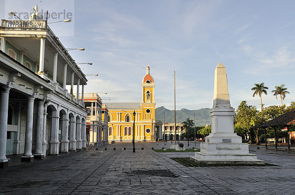 Kathedrale und Kolonialbauten  Granada  Nicaragua  Zentralamerika