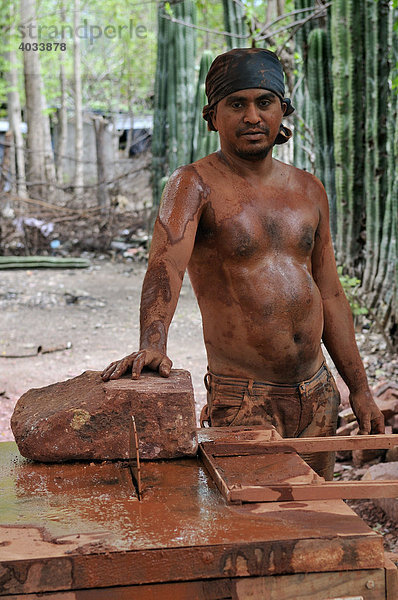 Mann mit freiem Oberkörper  Kunsthandwerker  schneidet Gesteinsbrocken  Speckstein  mit der Kreissäge zu  San Juan de Limay  Nicaragua  Zentralamerika