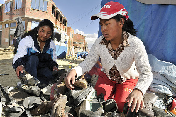 Kinderarbeit  13-jährige Schuhverkäuferin auf dem Markt von El Alto  La Paz  Bolivien  Südamerika
