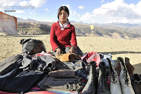 Kinderarbeit  12-jährige verkauft gebrauchte Schuhe und Altkleider auf dem Markt von El Alto  La Paz  Bolivien  Südamerika