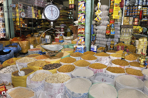 Verkaufsstand  Verkauf von offenen Lebensmitteln  städtischer Markt  Santa Cruz  Bolivien  Südamerika