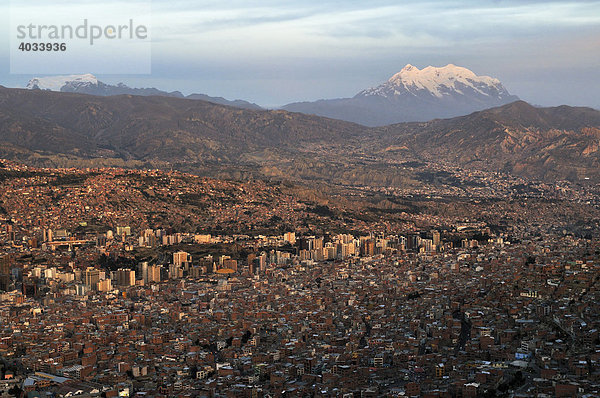 Blick auf La Paz und den Gletscher Illimani  6.439m  Bolivien  Südamerika