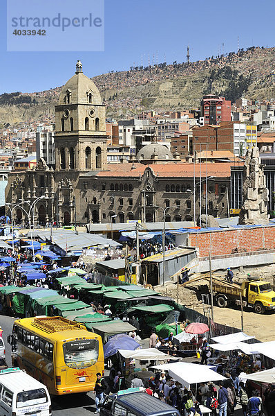Verkehrschas  Marktstände und Franziskuskirche  La Paz  Bolivien  Südamerika