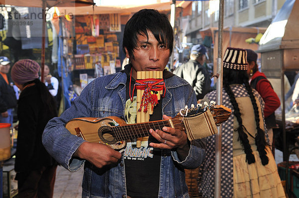 Musiker auf dem Markt mit Pan-Flöte und Charango  Mandoline  El Alto  La Paz  Bolivien  Südamerika