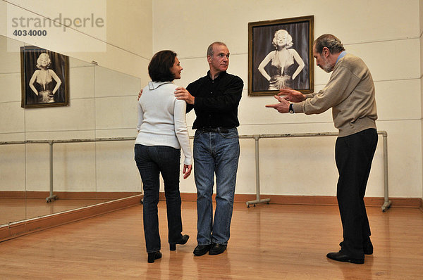 Tanzpaar und Tanzlehrer bei Tangounterricht  Buenos Aires  Argentinien  Südamerika