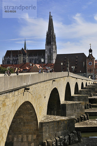 Steinerne Brücke und Dom  Regensburg  Oberpfalz  Bayern  Deutschland  Europa