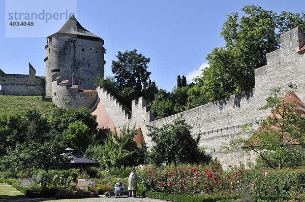 Burgmauer und Wachturm  Burg Burghausen  Oberbayern  Bayern  Deutschland  Europa