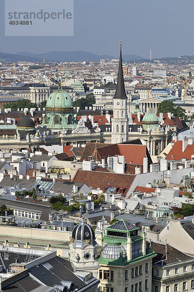 Blick auf Michaelikirche und Hofburg vom Turm des Stephansdom  Wien  Österreich  Europa