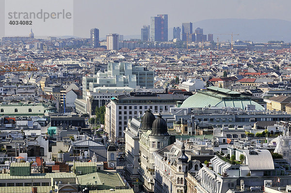 Blick auf Kärtner Straße und Hochhäuser vom Turm des Stephansdom  Wien  Österreich  Europa