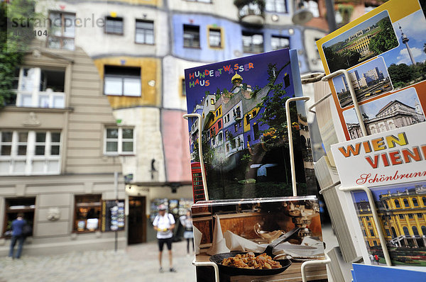 Postkartenverkauf vor dem Hundertwasserhaus  Wien  Österreich  Europa