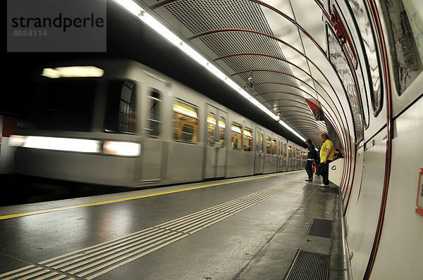 Einfahrende U-Bahn  Wien  Österreich  Europa